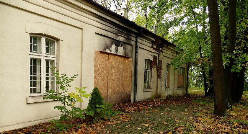 Ulica Jazdów 8 A. Mogłaby być piękną zabytkową rezydencją a jest ruiną w centrum