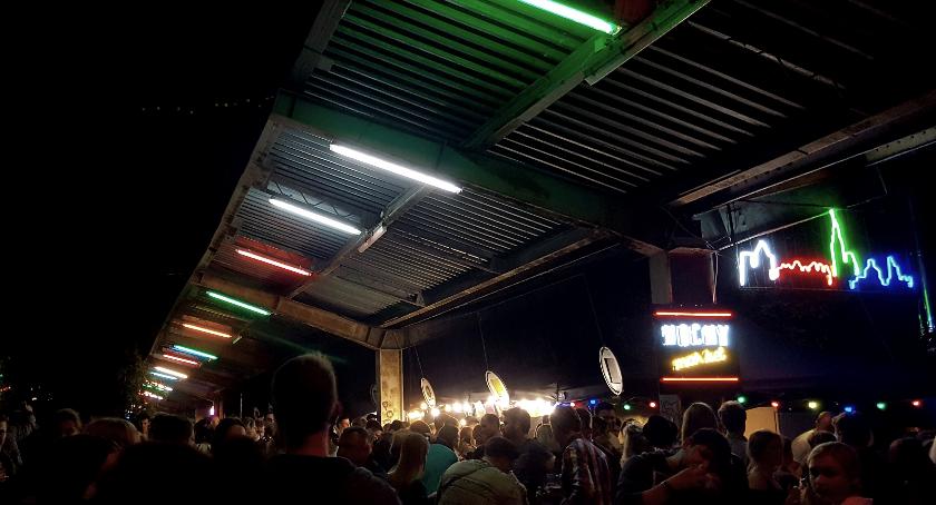 Tłumy na otwarciu Nocnego Marketu 