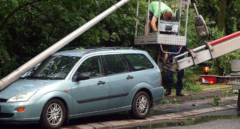 Powalone latarnie i drzewa w Śródmieściu