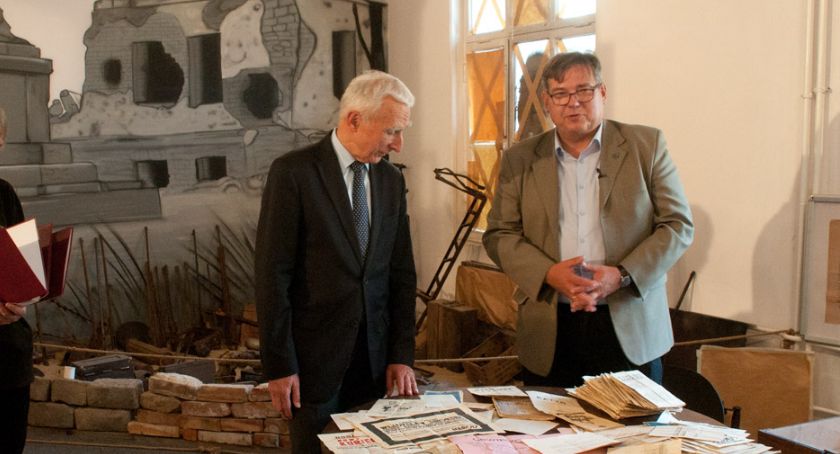 Naimski przekazuje artefakty do Muzeum Pamięci Powstania Warszawskiego