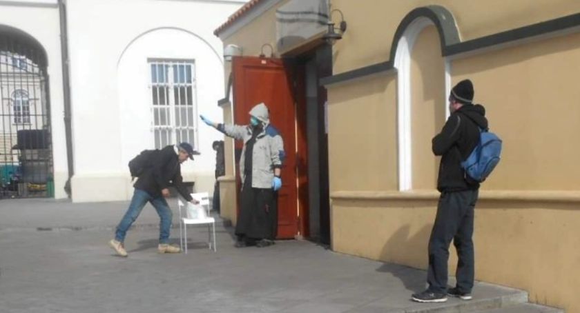 Straż miejska robi porządek w klasztorze 