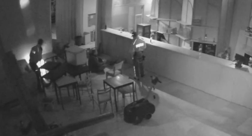 Włamywacze, złapani w restauracji na gorącym uczynku, udawali, że śpią