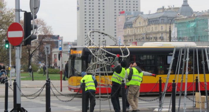 Iluminacja świąteczna wraca na ulice Warszawy