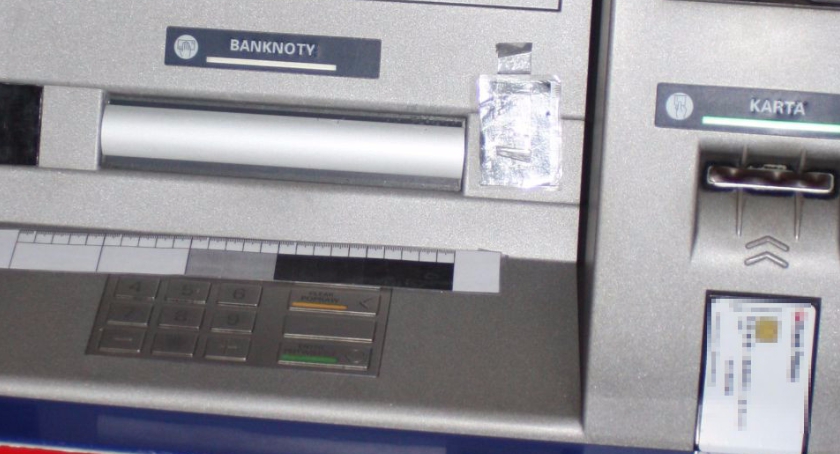 Zakładał „klejowe pułapki” w bankomatach