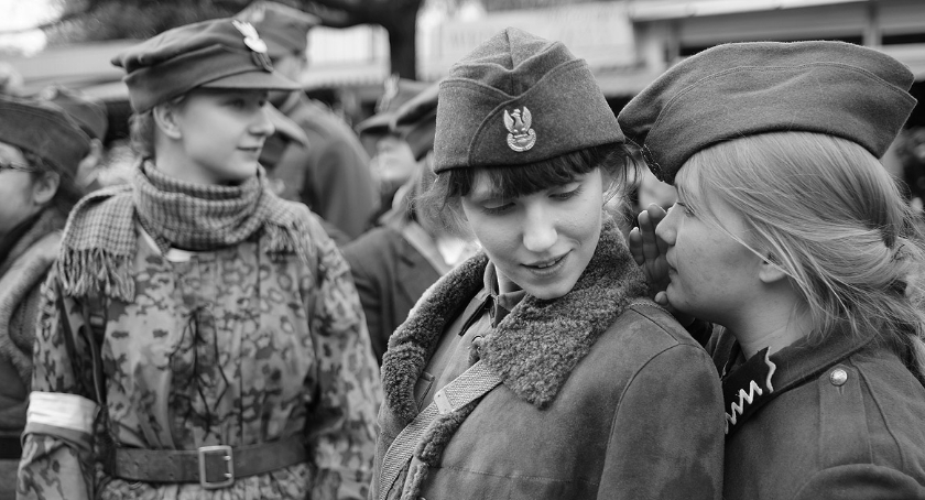 Fotoreportaż z uroczystości pogrzebowych Zygmunta Edwarda Szendzielarza,ps.„Łupaszka”