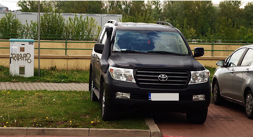 Pewnie lusterka były brudne...