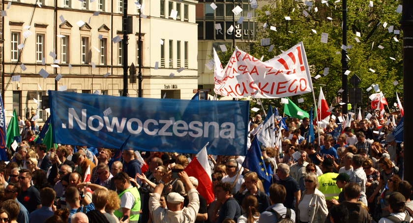 Marsz KOD i opozycji - zdjęcia z  Placu Trzech Krzyży