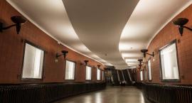 Plenerowa galeria przy schodach ruchomych