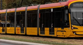 Groźny wypadek w centrum Warszawy. Hulajnoga pod tra…