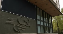 Sierp i młot na warszawskim budynku. IPN chce ich usunięcia