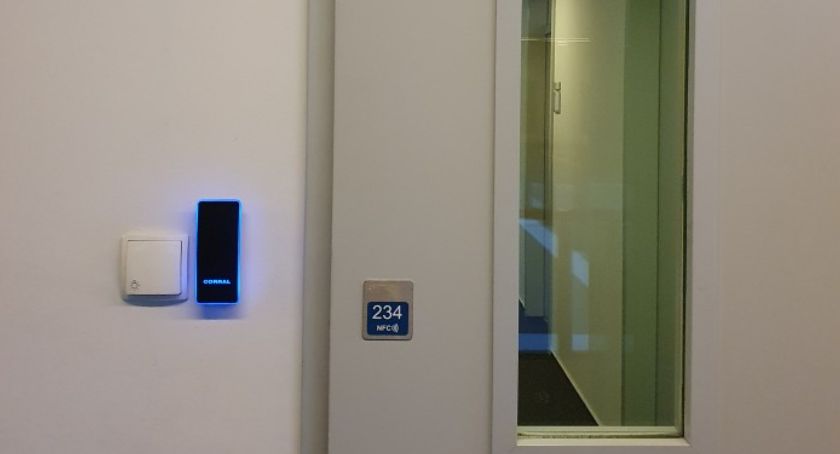 Po co tabliczki NFC w Urzędzie Dzielnicy Ursynów?