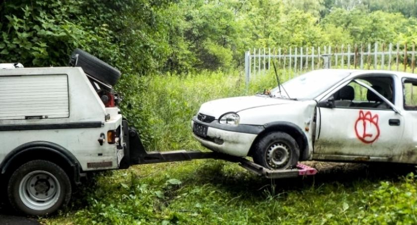 Wraki samochodów na Ursynowie. Ile z nich usunięto?