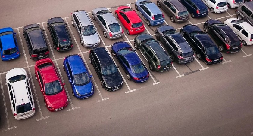 Parking przy ul. Stryjeńskich w opłakanym stanie 