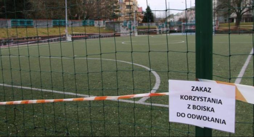 Toksyczne boisko zagraża dzieciom? Urząd: - Granulat NIE pochodzi ze zmielonych opon 