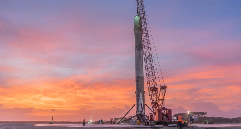Awaria rakiety SpaceX Falcon 9: 20 satelitów Starlink spłonęło w atmosferze