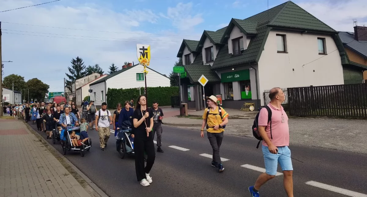 Niezwykły Początek! Przeszli 38 km Pierwszego Dnia! Relacja Pielgrzyma
