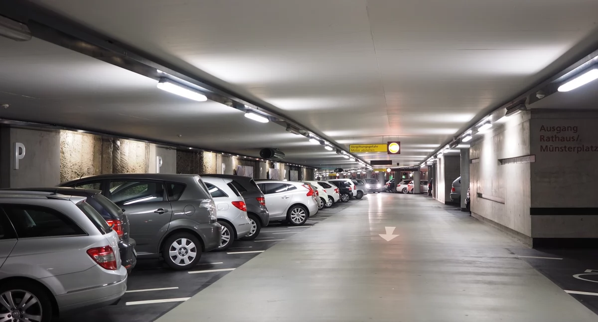Atak na parkingu na Ursynowie - Kierowca zaatakował 81-latka metalową rurą