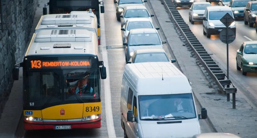 Czy buspasy pogorszają sytuację na drogach? Motocykliści kontra buspasy.