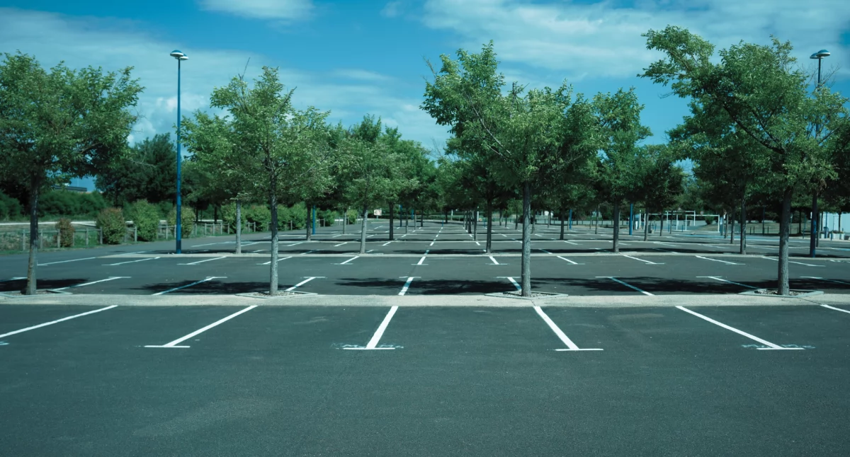Parkingowe spory na Ursynowie – likwidacja społecznych parkingów budzi kontrowersje