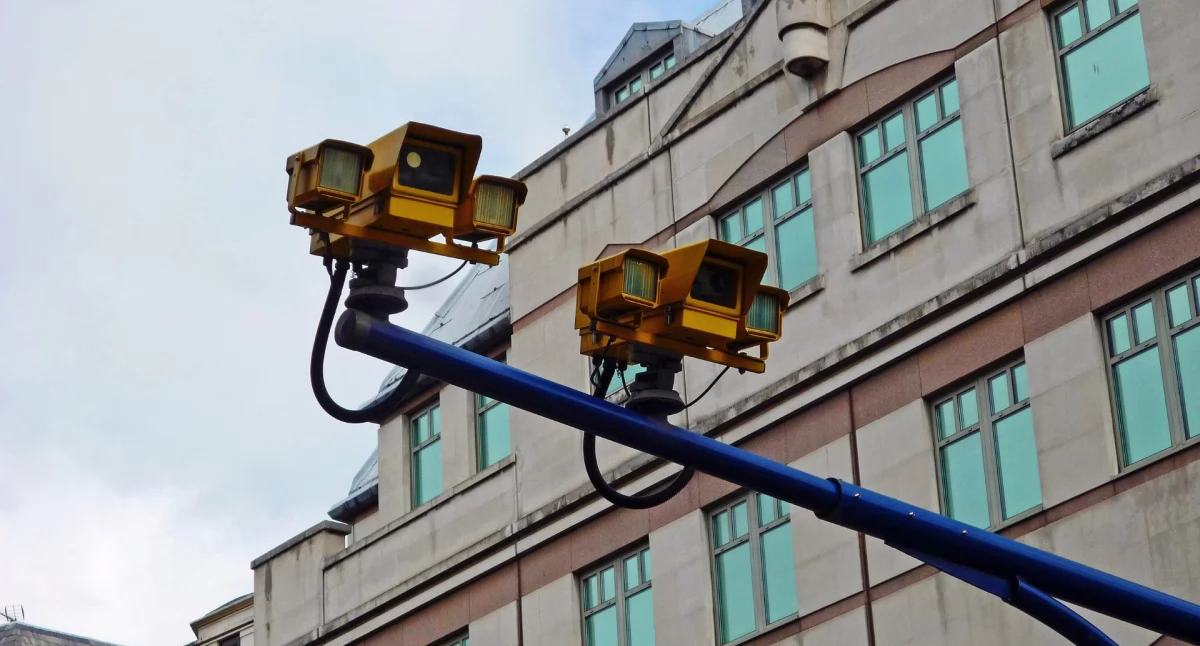Mniej wykroczeń – więcej zmian: dlaczego Warszawa przenosi fotoradar z al. KEN?