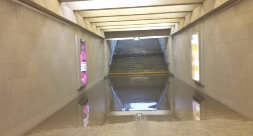 Metro Kabaty zalane po ulewie
