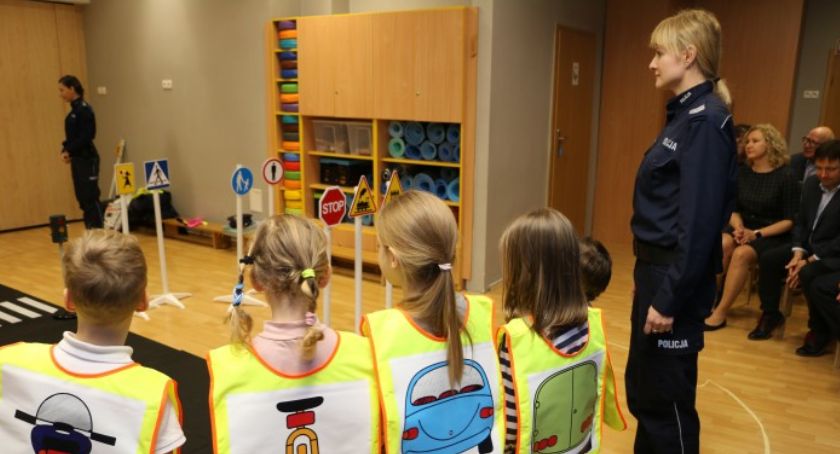Jak być bezpiecznym na drodze? - Policja odwiedziła przedszkole