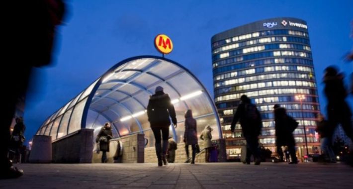 W weekend utrudnienia przy wejściach na stacje metra