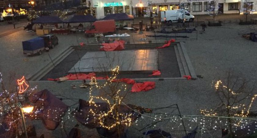 Wiatr zdmuchnął Ursynowski Jarmark Świąteczny. Dzielnica przegrała z pogodą 