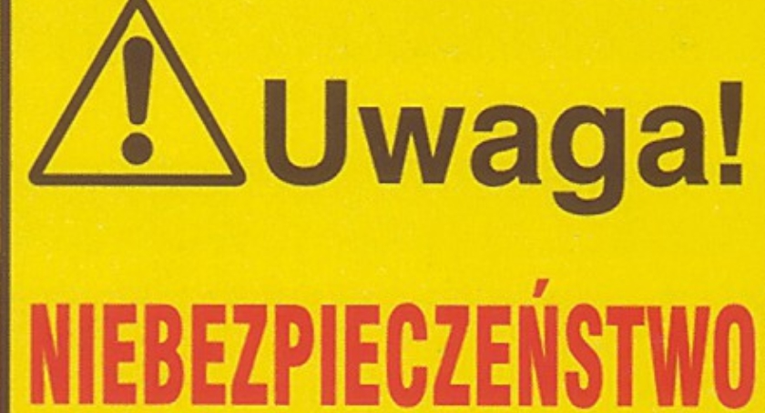 Silne podmuchy wiatru zerwały elewację