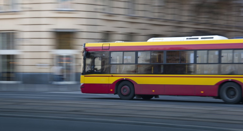 Zmiany w komunikacji miejskiej podczas długich weekendów majowych