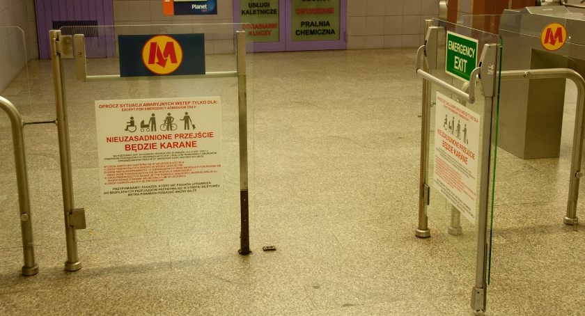 Nieuzasadnione przejście przez bramki w metrze może kosztować 500 zł