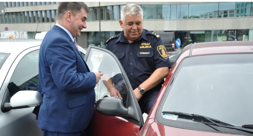 Władze Ursynowa przekazały strażnikom miejskim dwa samochody