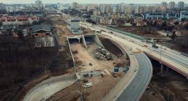 Montują ekrany akustyczne przy Węzeł Wilanów - Węzeł Ursynów Wschód. Budowa POW [ZDJĘCIA]
