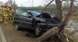 Nietrzeźwy 24-latek rozbił auto. Ucierpiała kobieta 