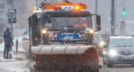 Posypywarka utknęła na skarpie. Kierowca był nieodpowiedzialny