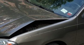 Zjechał z drogi, zniszczył drzewa i zderzył się z innym autem