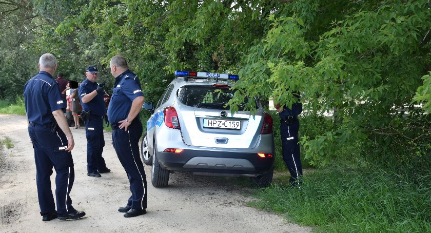 Policjanci z Wawra odnaleźli zagubionego mężczyznę na bagnach 