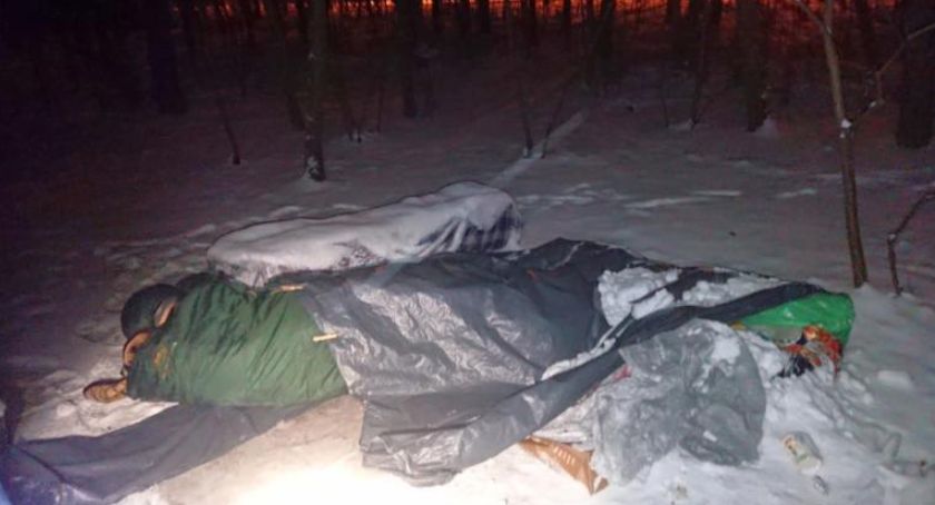Dramat na terenie leśnym w Wawrze: zamarzał na śmierć, rezygnował z pomocy