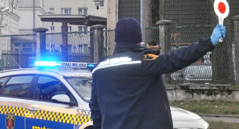 Wypadek na Patriotów: samochód dachował, zablokowany ruch 