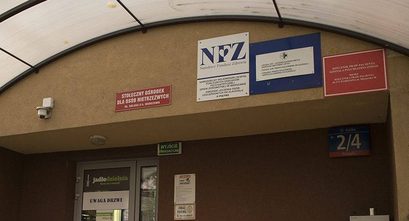 Nietrzeźwy leżał przed przychodnią. Życie ocalili mu strażnicy miejscy w drodze na Kolską