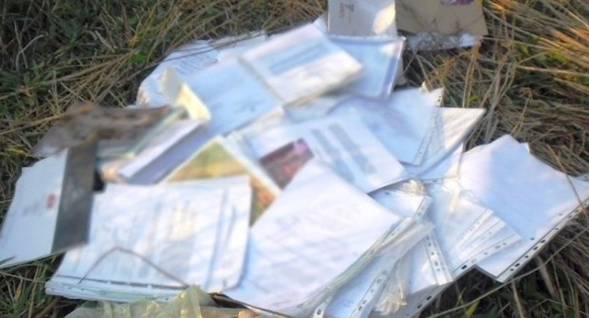 Dokumenty z danymi osobowymi rozrzucone na drodze za kościołem