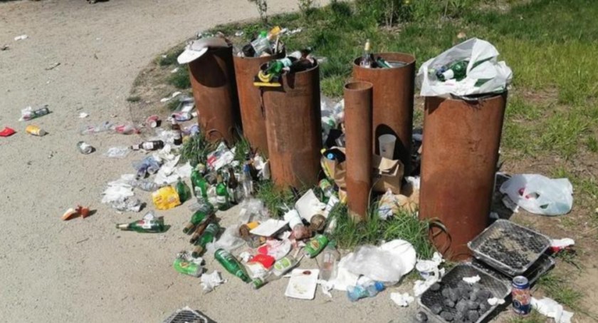 Niezliczona ilość śmieci na Plaży Romantycznej w Wawrze. Czy pojawi się więcej koszy?