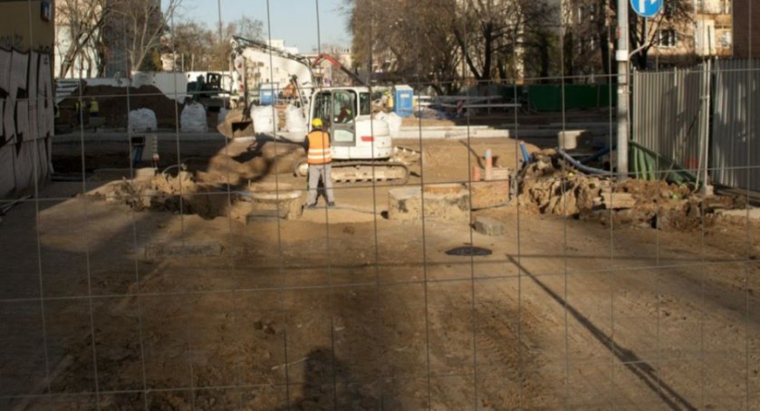 Utrudnienia w ruchu w Wawrze spowodowane budową kanalizacji