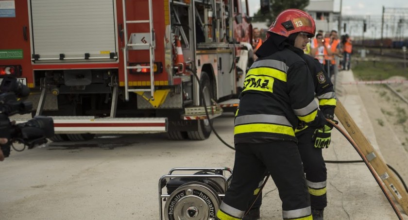 Pożar domu mieszkalnego w Wawrze. Akcję utrudniał trudny teren 