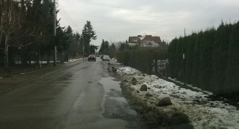 Dziwna i niebezpieczna moda na kamienie przy drodze?