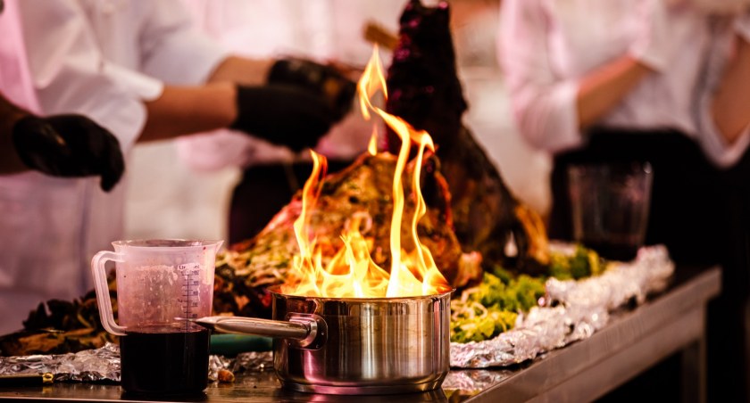 Pokazy live cooking – czym są i kiedy warto się na nie zdecydować?