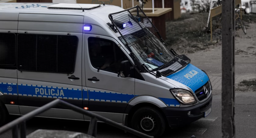 Pili pod sklepem w Wawrze i wpadli w ręce policji. Okazało się, że byli poszukiwani