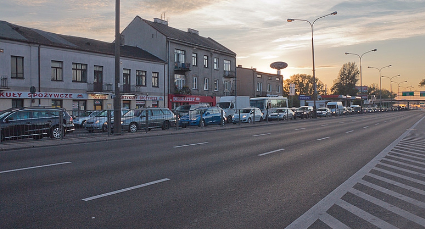 Kładka na Płowieckiej coraz bliżej.
