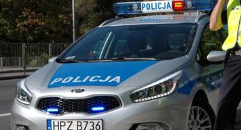 Utknęła na bagnach. Przeżyła dzięki pomocy policji.