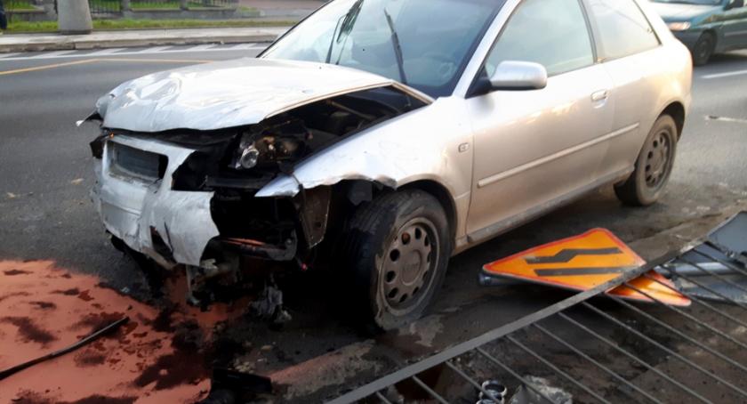 Środowy poranek na Płowieckiej - audi ścięło latarnię [ZDJECIA]